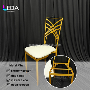 เก้าอี้รับประทานอาหารกลางแจ้งงานแต่งงาน LEDA Factory Direct โครงโลหะสีทอง พนักพิงไขว้ เบาะหนัง PU สำหรับตกแต่งงานอีเว้นท์ - Product Image 2