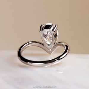 Anillo de Compromiso de Platino PT950 con Moissanita en Forma de Pera de 4.0CT, Diseño Personalizado, Joyería Fina para Mujer - Product Image 3