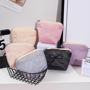 Pochette de rangement personnalisée <span class=keywords><strong>en</strong></span> tissu de soie avec motif petit nœud, pour maquillage, écouteurs, clés, cartes, portefeuille, porte-monnaie, avec logo brodé, pour usage quotidien - Product Image 1