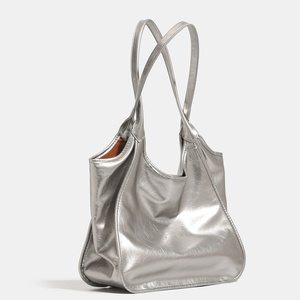 Sac à bandoulière de luxe pour femme, grande capacité, étanche, avec fermeture éclair, idéal pour les loisirs, les voyages quotidiens et les trajets, par un créateur de mode de haute qualité - Product Image 4