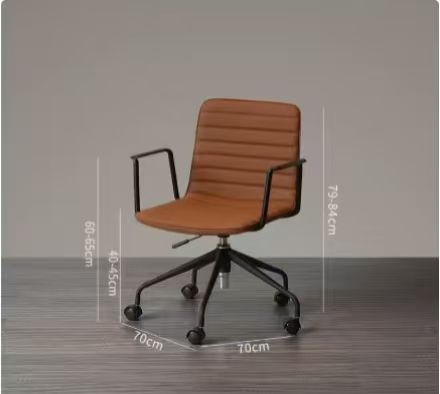 Silla marrón con asa negra.