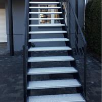 Escalier extérieur droit pour locatif avec structure en acier fiable et finition à faible entretien