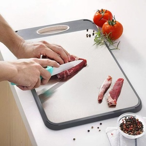 Planche à découper double face en paille de blé et PP avec poignée ergonomique en acier inoxydable - Product Image 3