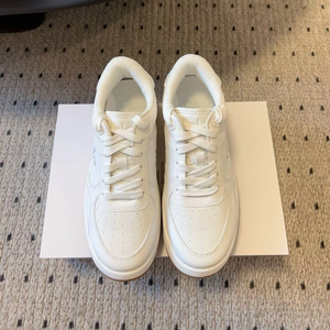 Zapatillas deportivas de lujo unisex de marca de diseñador 2026, blancas, de moda casual, con suela gruesa, diseño de malla con cordones, cómodas y con aumento de altura. - Product Image 3