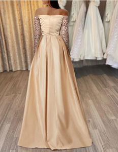 Abito lungo in raso con spalle scoperte, strass, maniche lunghe, vita plissettata, linea ad A, lunghezza al pavimento, per serate di gala, matrimoni e cerimonie. - Product Image 4