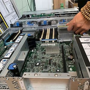 เซิร์ฟเวอร์แบบแร็ค ProLiant DL580 Gen11 พร้อมโปรเซสเซอร์ Intel Xeon Scalable รุ่นที่ 5 หน่วยความจำ DDR5 64GB 8SFF MR416i-o 2*1600W มีสินค้าในสต็อก - Product Image 3