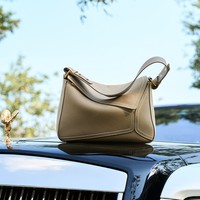 Sac bandoulière géométrique en cuir véritable pour femme, nouvelle collection hiver 2025, style urbain simple, avec double sangle et fermeture à rabat, couleur contrastante