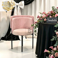 Chaises de banquet de mariage modernes en gros avec revêtement en velours rose et structure en acier inoxydable noir pour événements de restauration en extérieur