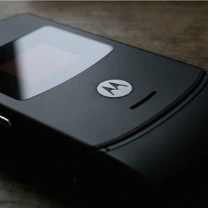 Téléphone à clapet Motorola V3, écran 2,4 pouces, GSM, clavier à touches, téléphone de secours - Product Image 1