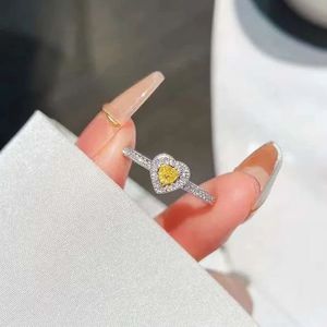 Anillo de Diamantes Amarillos de Corte Elegante de 0.22 Quilates, Oro 18k Original Xinfly, Joyería con Forma de Corazón - Product Image 1