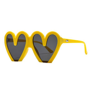 Nouvelles lunettes de soleil européennes et américaines en forme de cœur, protection UV400, monture PC noire, style mode féminin pour fêtes et danse - Product Image 3