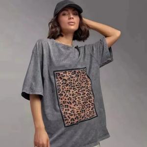 เสื้อยืดผู้หญิงสไตล์วินเทจ พิมพ์ลายโลโก้ตามสั่ง ผ้าฝ้าย 100% ทรงหลวม ไซส์พลัส ตกแต่งบริเวณไหล่ พิมพ์ลายด้วยเทคนิคซิลค์สกรีน - Product Image 3