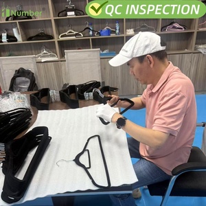 Vente en gros Offre Spéciale prix d'usine <span class=keywords><strong>cintre</strong></span> en <span class=keywords><strong>velours</strong></span> plastique de qualité supérieure, costume de manteau en tissu peu encombrant antidérapant, <span class=keywords><strong>cintre</strong></span> floqué bon marché - Product Image 4