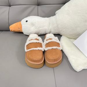 Chaussons épais doublés de fourrure sur mesure pour femmes à la mode avec des propriétés antidérapantes et isolantes - Product Image 3