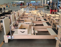 Machine de Pilates Reformer en érable massif pour l'entraînement en studio avec rail en acier inoxydable lisse et système de ressorts réglables