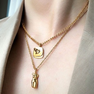 Collana con Ciondolo a Forma di Corpo Femminile Astratto in Acciaio Inossidabile Dorato, Regalo Unico per Donne - Product Image 3