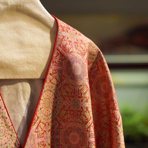Nouvelle veste ample et polyvalente en soie de mûrier brodée, style chinois, col en V, manches longues, avec pompons rouges 9839 - Product Image 4