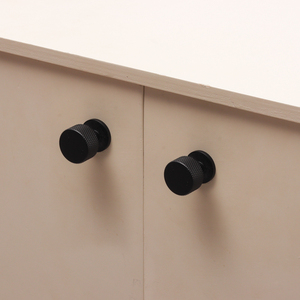 HK0900 Manija de perilla redonda de latón macizo Diseño moleteado para muebles Cocina Armario Puerta Tirador Cajón Uso - Product Image 3