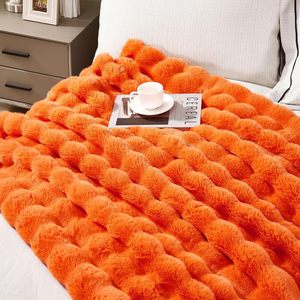 Couverture en <span class=keywords><strong>fourrure</strong></span> de faur <span class=keywords><strong>orange</strong></span> Jeté en <span class=keywords><strong>fourrure</strong></span> à bulles Conception unique Offre Spéciale couverture confortable et respirante polyvalente pour la peau - Product Image 3