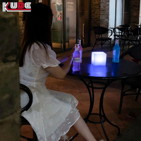 Cube en plastique PE de 10 cm en gros, 16 couleurs, barre lumineuse LED, tabouret, chaise, cube lumineux LED