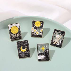 European American <span class=keywords><strong>Tarot</strong></span> Brosche Custom Digital Messing Material Kleines Metall abzeichen Black Skull Moon Sun Logo für Sweater Collar Pin - Product Image 1
