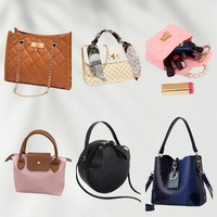 Sacs à main pour femmes en gros à prix abordable, lots de vêtements et sacs à main d'occasion colorés et variés, fournitures en vrac
