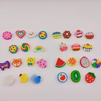 Gommes à effacer créatives de Noël en forme de fleur de prunier et de Kapibara souriant, 4 gommes assorties avec un plateau à fruits