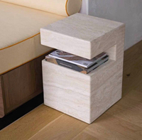 Table basse moderne minimaliste en marbre avec un design unique en pierre naturelle, pièce maîtresse de luxe pour salon