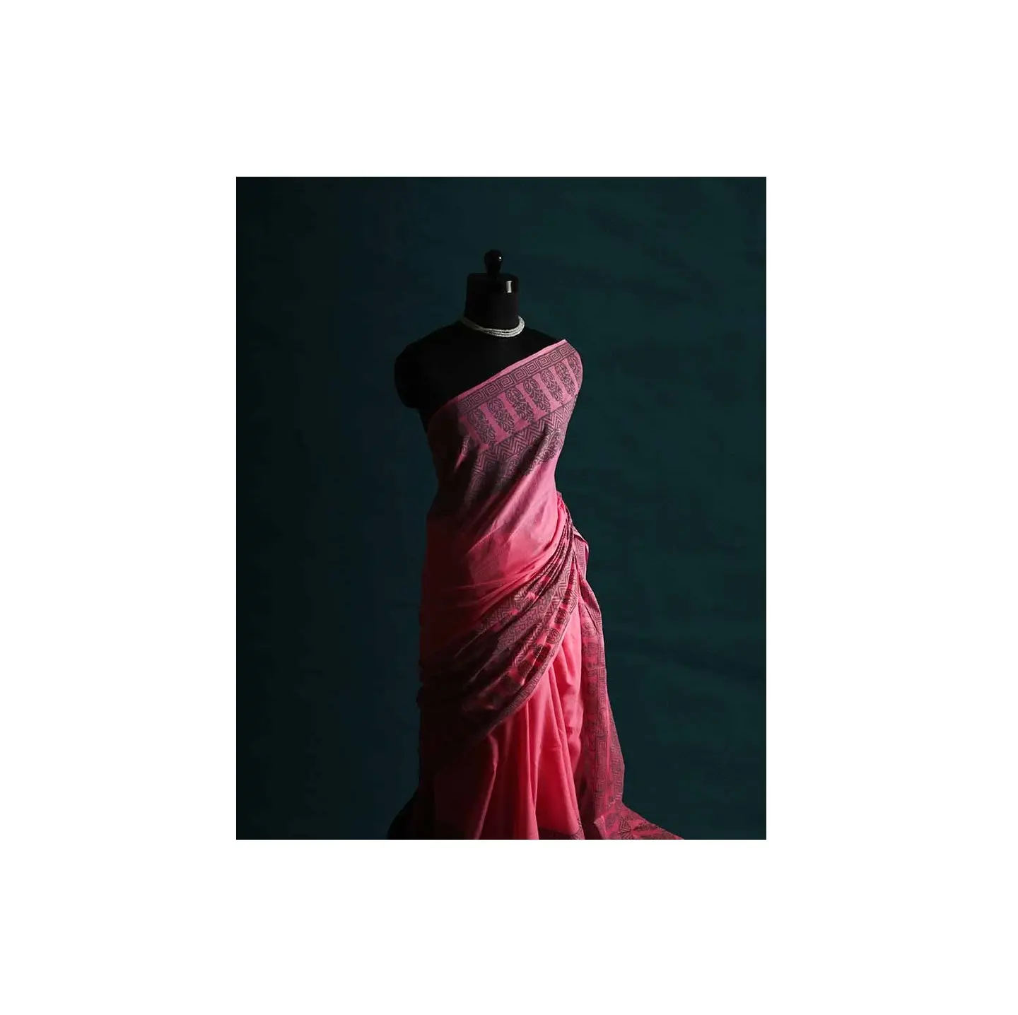 Sari in cotone Mul stampato a mano rosa ad alta richiesta con turbinii geometrici e motivo a Zig Zag in vendita