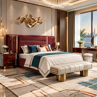 Ensemble de lit king size en velours bordeaux avec tête de lit et banc dorés pour projet hôtelier, service de mobilier complet pour toute la maison