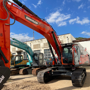 Excavatrices d'occasion Doosan DX340LCA de 30 et 34 tonnes, ainsi que les modèles DX300, DX225LCA, DX225 – Grands excavateurs lourds à vendre avec accessoire tarière - Product Image 1