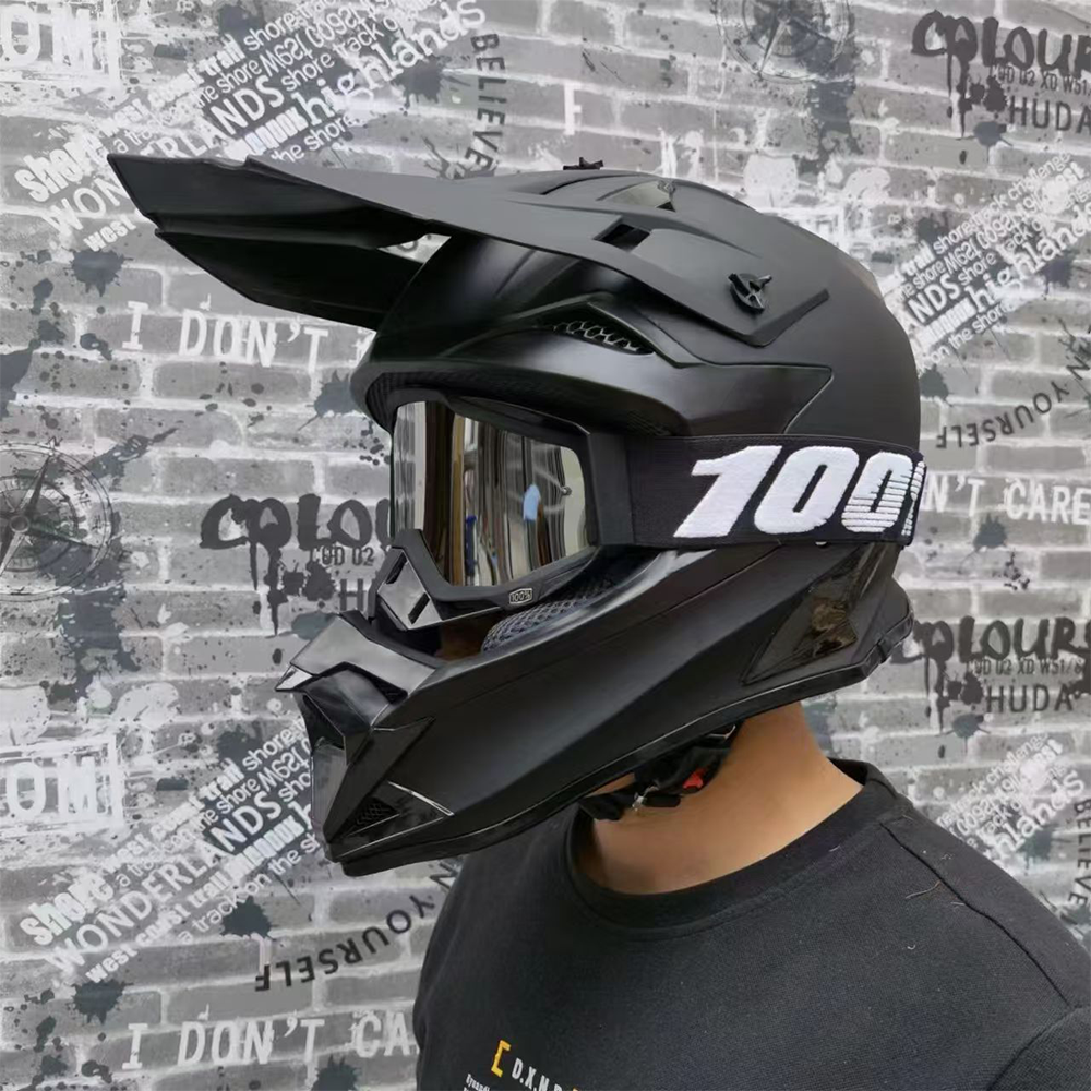 Noir givré avec des lunettes et des gants gratuits