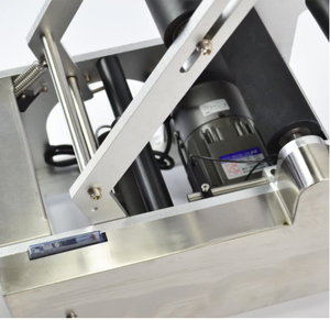 छोटे पैमाने पर पैकेजिंग मोटर के लिए गोल बोतलों और जार के लिए MT-50 सेमी-स्वचालित डेस्कटॉप लेबलिंग मशीन - Product Image 2