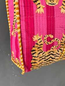 Bolso de Mano Acolchado de Algodón con Estampado Artesanal, Diseño Tradicional Indio, para Viajes y Compras - Product Image 2