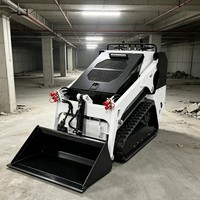 Capacité de réservoir de carburant multiple pour des cycles de travail prolongés. Cette nouvelle mini-chargeuse compacte prend en charge les modes de déplacement en option sur chenilles ou sur roues.