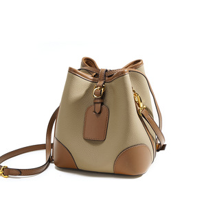 Sac seau tendance en cuir de vachette pleine fleur avec logo personnalisé, fermeture à cordon, portable, en polyester, pour femme, à porter à l'épaule ou en bandoulière - Product Image 3