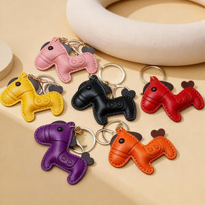 Pendentifs mignons de poney porte-bonheur et porte-clés de couple en cuir PU écologique avec impression UV, accessoires cadeaux promotionnels - Product Image 4