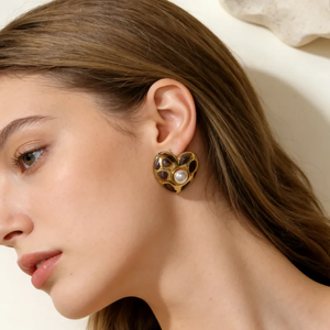 Boucles d'oreilles hypoallergéniques en forme de cœur en perle plaquées or 18 carats de haute qualité en acier inoxydable 304 avec électrodéposition sous vide pour femmes - Product Image 4