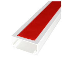Gaine de câbles en PVC robuste avec supports de montage
