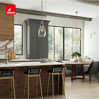 Armoires de cuisine Alland sur mesure, design ouvert nordique bicolore blanc et gris foncé, avec îlot en marbre et rangement mural supérieur