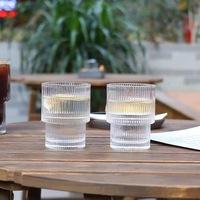 Ensemble de verres à vin à pied cannelés gris fumé, verres à champagne et gobelets pour la décoration de table à la maison et au restaurant