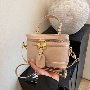 Bolso de Mano para Mujer Estilo Retro. Se Puede Llevar Cruzado por la Espalda. Presenta patrones geométricos modernos y cremalleras.8043 - Product Image 3