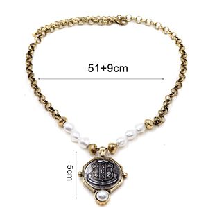 Collana con Pendente a Scudo dell'Alfa Sorority in Lega di Zinco Dorata Anticata con Perle Imitate e Catena - Regalo per Fidanzamento - Product Image 2