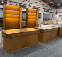 Vitrine autoportante moderne en bois cannelé avec éclairage LED, écologique, durable, à étagères à niveaux, avec serrure à clé, pour usage en centre commercial
