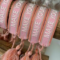 Pulseras al por mayor personalizadas con logo y texto, estilo bohemio, con cinta, letras bordadas, borlas y tejido religioso.