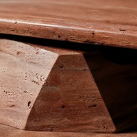 Table basse sculpturale en travertin rouge de qualité supérieure