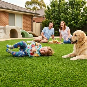 Gazon artificiel ignifuge vert 4,4'x49,2' en polyéthylène haute densité pour terrasse, installation facile, style moderne - Product Image 5