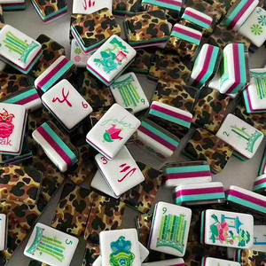 ชุดไพ่นกกระจอกพร้อมกระเป๋าพกพาแบบพรีเมียม ชุดไพ่นกกระจอกอเมริกัน ชุดเกมไพ่นกกระจอกสีขาวสลักลาย ทนทาน กันน้ำ สำหรับใช้ในบ้าน - Product Image 1