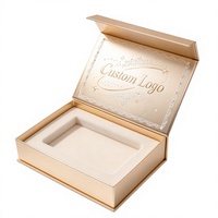 Boîte cadeau magnétique à rabat avec logo personnalisé, impression sur le couvercle intérieur et motif de bordure en dentelle blanche pour l'emballage de cadeaux d'entreprise