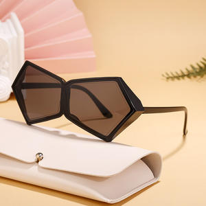 Lunettes de soleil irrégulières personnalisées style Y2K punk pour femmes, monture noire, verres PC, protection UV400, tendance Instagram, forme carrée - Product Image 2
